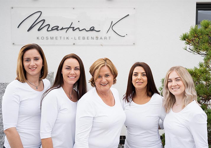 Das Team von MK Kosmetik vor dem Institut
